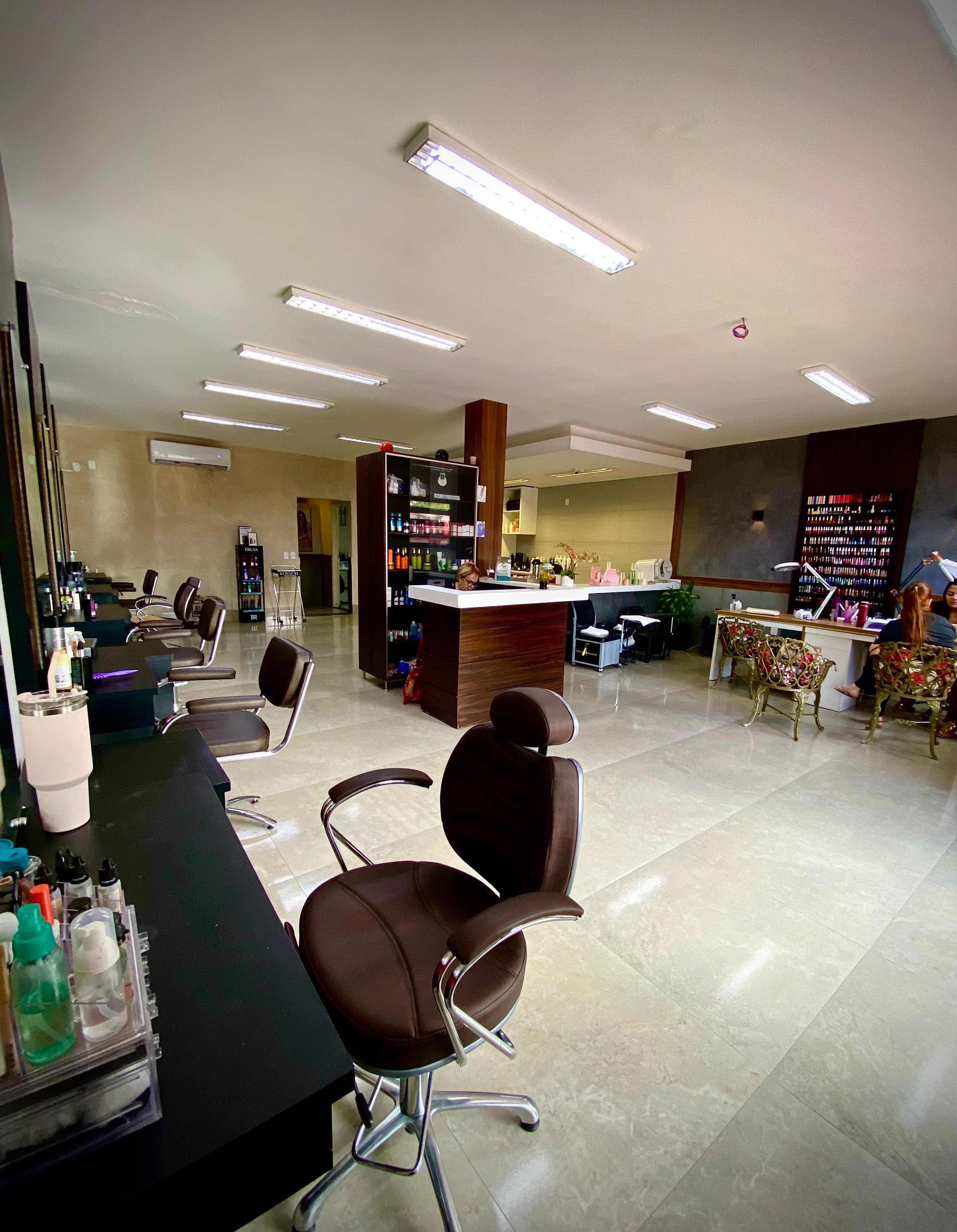 Estação de escovas e maquiagens do Le Glamour