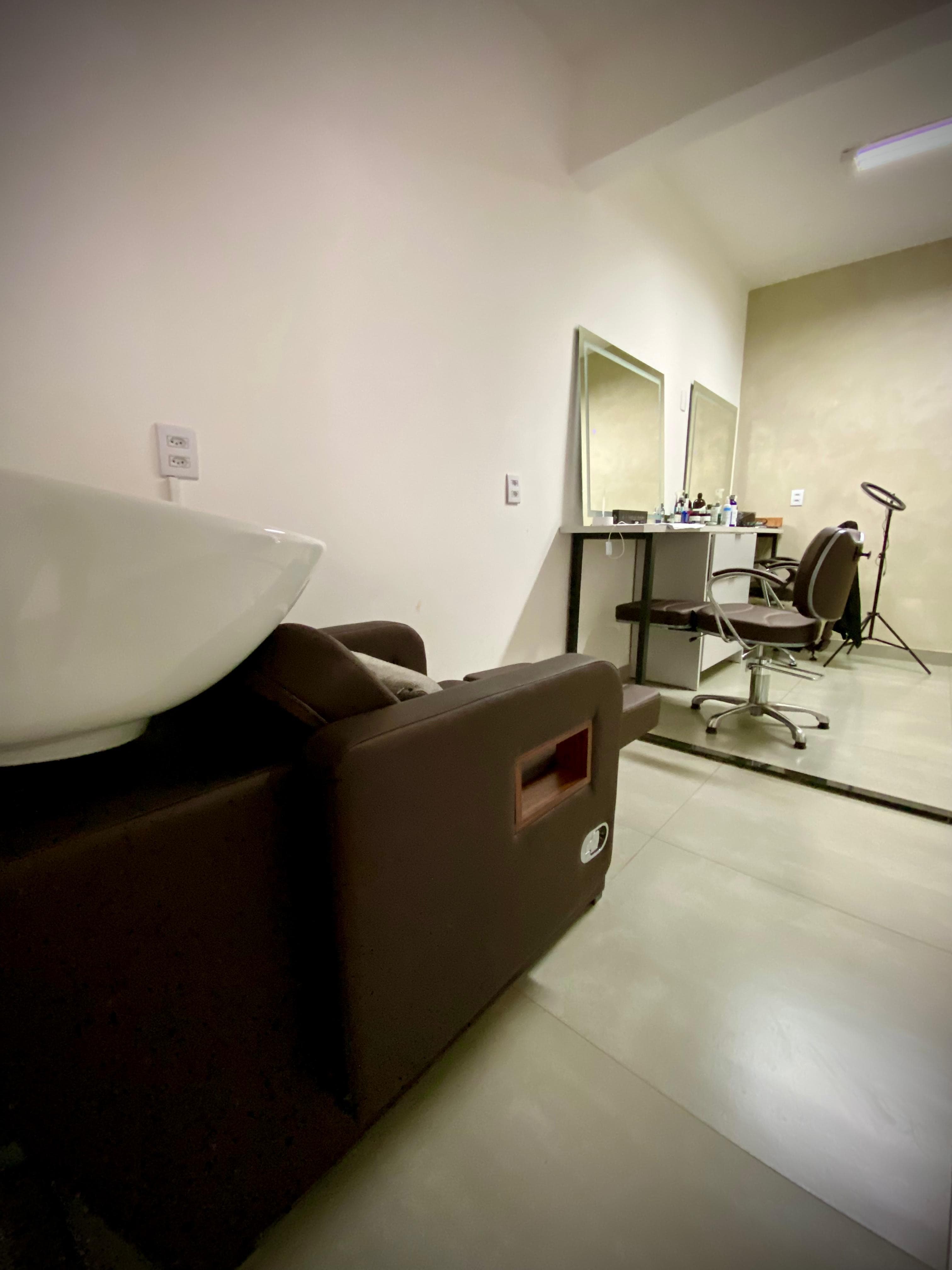 Sala de terapia capilar com equipamentos especializados