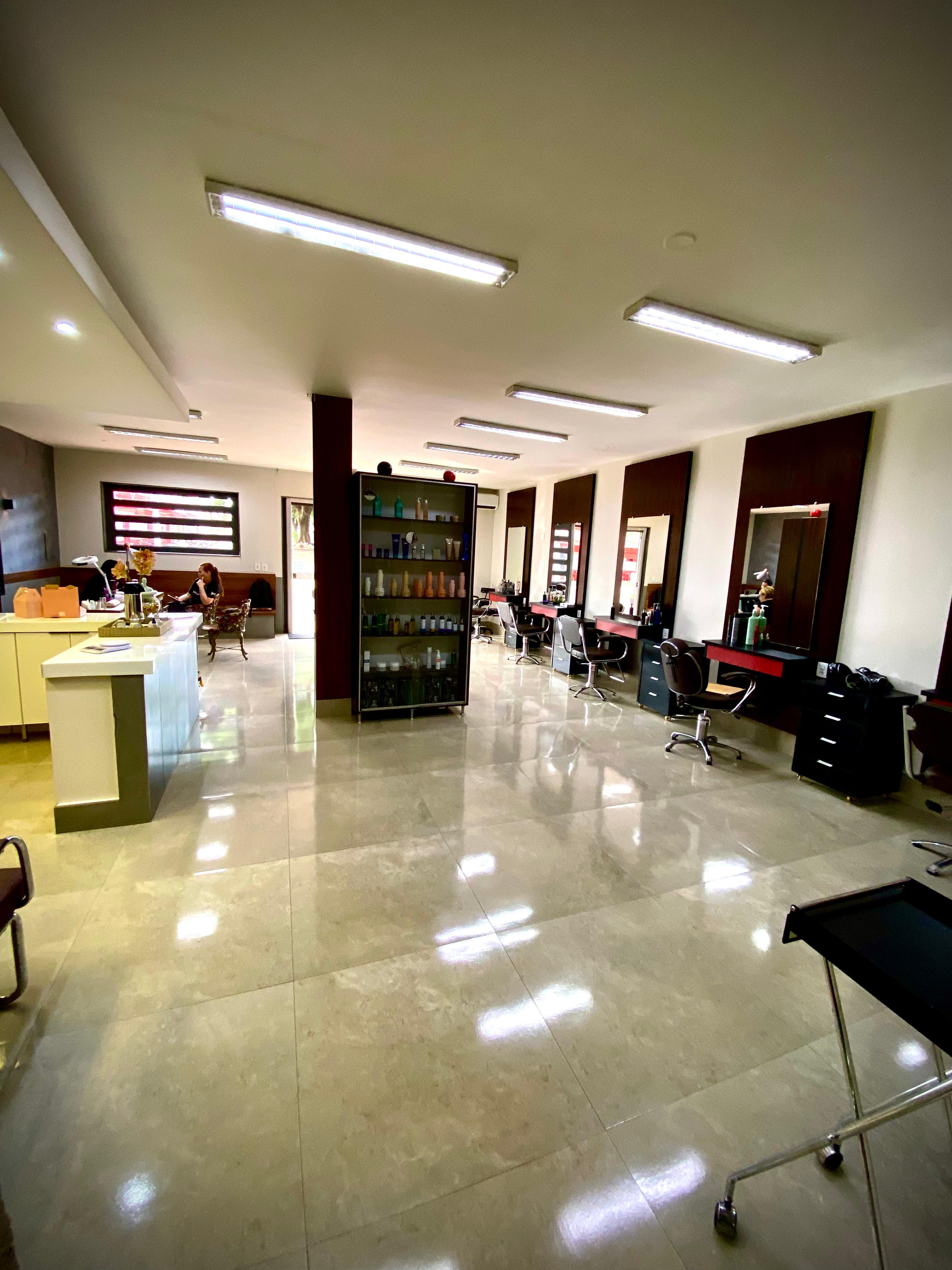 Serviço de manicure e pedicure no Le Glamour Studio Hair em Uberaba